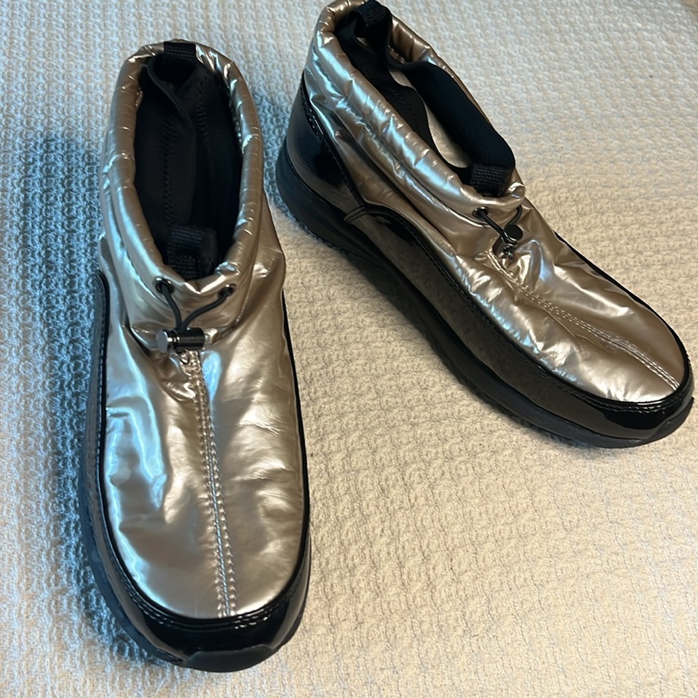 Sporto "Barefoot Wool"  Women 11 Wide amazing comfortable metallic gold booties